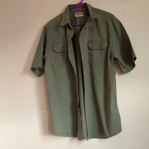Wrangler button down tee in army green